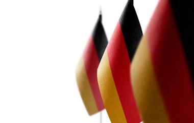 Beyaz arka planda Almanya 'nın küçük ulusal bayrakları