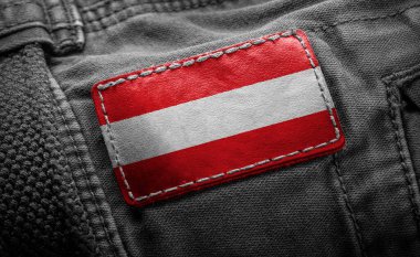 Avusturya bayrağı şeklinde koyu renk giysiler giyin.