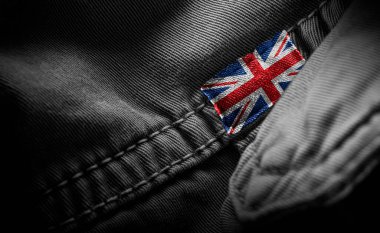 Birleşik Krallık bayrağı şeklinde koyu renk giysiler giyin..