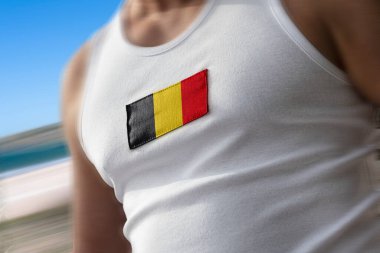 Atletin göğsünde Belçika bayrağı.