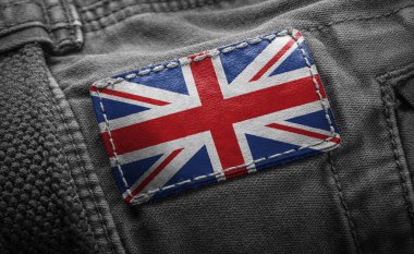 Birleşik Krallık bayrağı şeklinde koyu renk giysiler giyin.