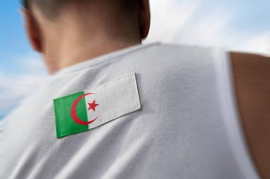 Cezayir ulusal bayrağı atletlerin sırtında