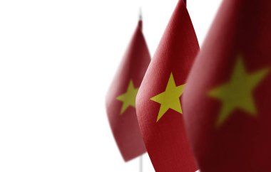 Beyaz arka planda Vietnam 'ın küçük ulusal bayrakları