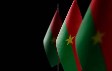 Siyah arka planda Burkina Faso 'nun küçük ulusal bayrakları