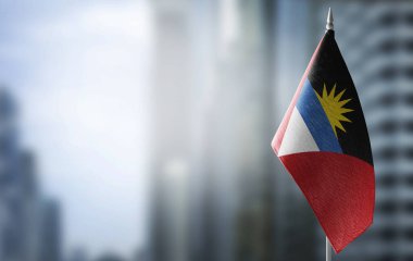 Arka planda bulanık bir arka planda Antigua ve Barbuda 'nın küçük bir bayrağı