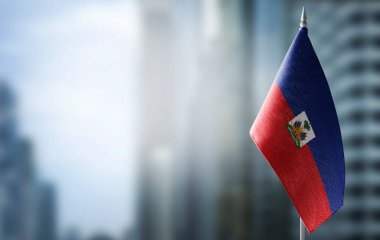 Arka planda bulanık bir arka planda küçük bir Haiti bayrağı