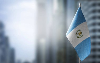 Arka planda bulanık bir arka planda küçük bir Guatemala bayrağı