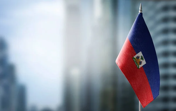 Un petit drapeau d'Haïti sur fond de fond flou — Photo