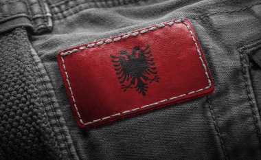 Arnavutluk bayrağı şeklinde koyu renk elbiseleri etiketle