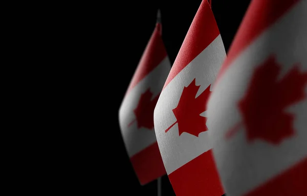 Kleine nationale vlaggen van Canada op een zwarte achtergrond — Stockfoto