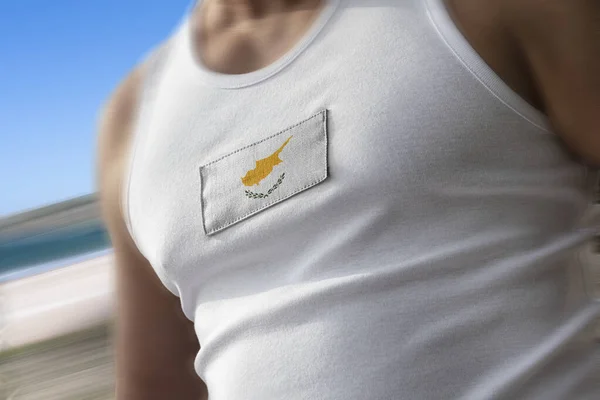 The national flag of Cyprus on the athletes chest — Stock Photo, Image