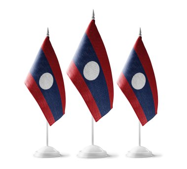 Beyaz arka planda Laos 'un küçük ulusal bayrakları