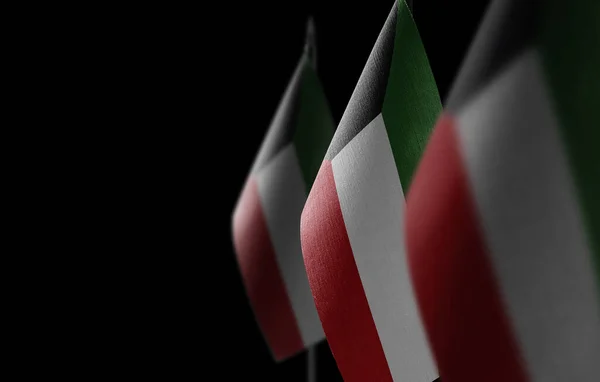 Små nationella flaggor i Kuwait på en svart bakgrund — Stockfoto