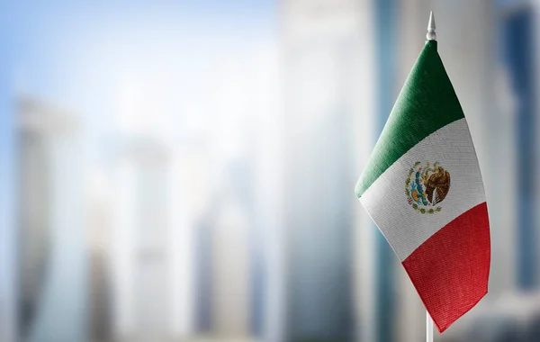 Een kleine vlag van Mexico op de achtergrond van een wazige achtergrond — Stockfoto