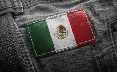 Üzerinde Meksika bayrağı şeklinde koyu renk elbiseler var.