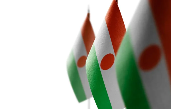 Маленькие национальные флаги Нигера на белом фоне — стоковое фото