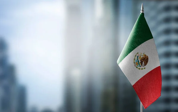 Arka planda bulanık bir Meksika bayrağı — Stok fotoğraf