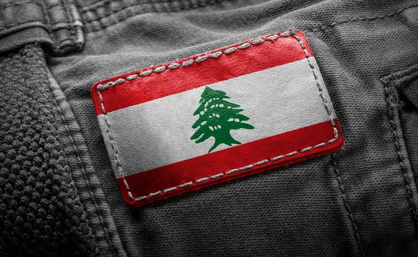 На темному одязі у формі прапора Лівану. — стокове фото