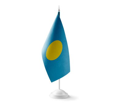 Beyaz arka planda Palau 'nun küçük ulusal bayrağı