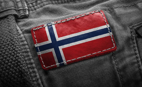 Etiqueta en la ropa oscura en forma de la bandera de Noruega — Foto de Stock