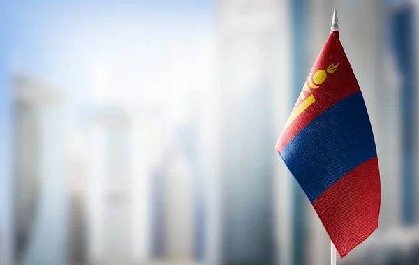 Невеликий прапор Монголії на задньому плані розмитого фону. — стокове фото
