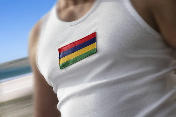 Die Nationalflagge von Mauritius auf der Brust der Athleten — Stockfoto
