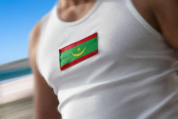 Nationell flagga Mauretanien på idrottare bröstet — Stockfoto