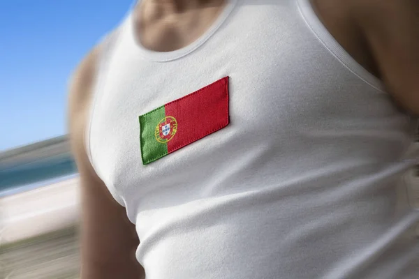 Portugalská národní vlajka na truhlici sportovců — Stock fotografie