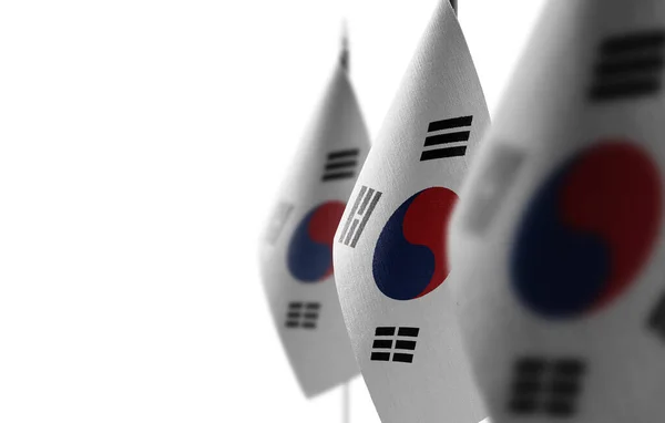 Маленькие национальные флаги Южной Кореи на белом фоне — стоковое фото