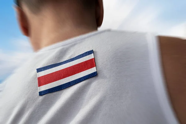 Kostarická národní vlajka na sportovcích zpět — Stock fotografie