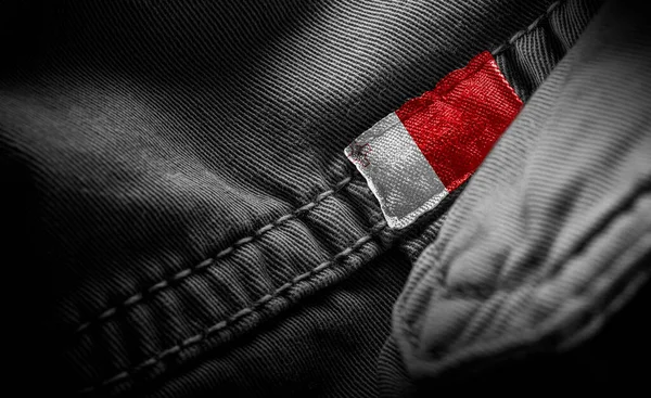 Tagg på mörka kläder i form av Maltas flagga — Stockfoto