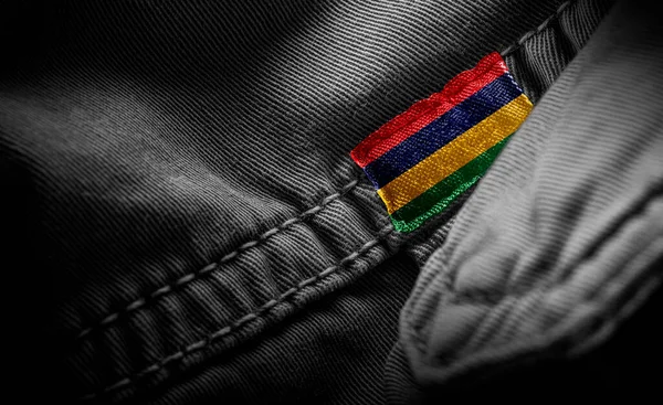 Koyu renk elbiseleri Mauritius bayrağı şeklinde etiketle. — Stok fotoğraf