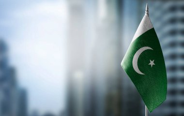 Bulanık bir arkaplanda Pakistan 'ın küçük bir bayrağı