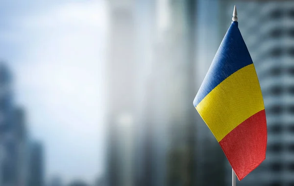 Una pequeña bandera de Rumania en el fondo de un fondo borroso — Foto de Stock
