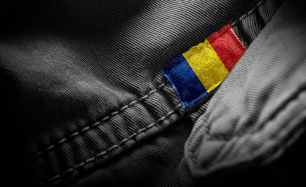 Etiqueta en la ropa oscura en forma de la bandera de Rumania —  Fotos de Stock