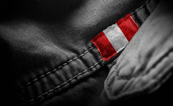 Znacznik na ciemnej odzieży w postaci flagi Peru — Zdjęcie stockowe
