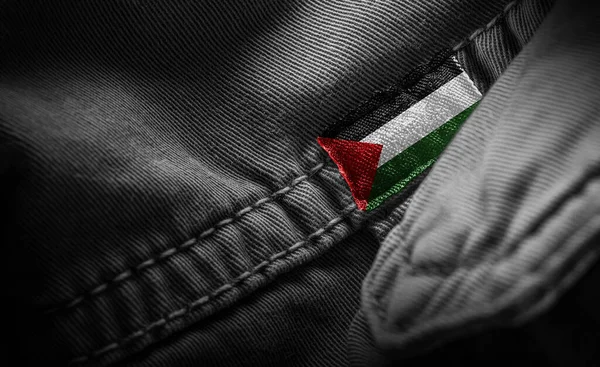 Etiqueta en la ropa oscura en la forma de la bandera de Palestina —  Fotos de Stock