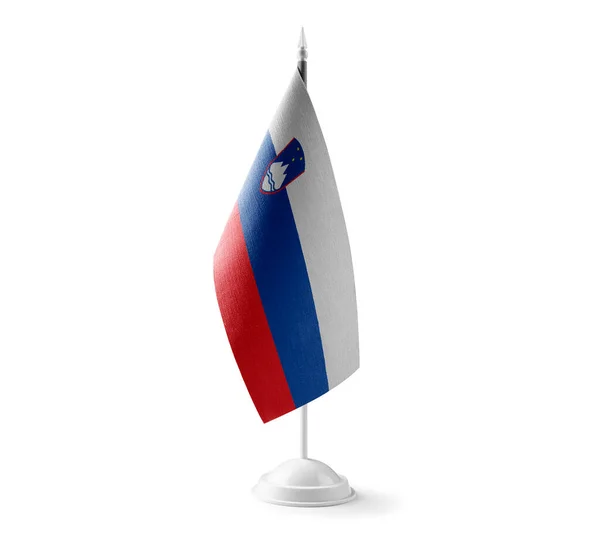 Pequeña bandera nacional de Eslovenia sobre un fondo blanco — Foto de Stock