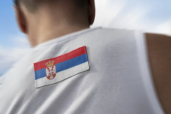 De nationale vlag van Servië op de atleten terug — Stockfoto