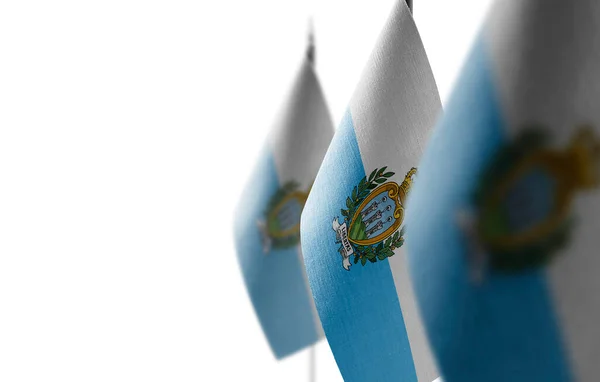 Pequeñas banderas nacionales de San Marino sobre fondo blanco —  Fotos de Stock