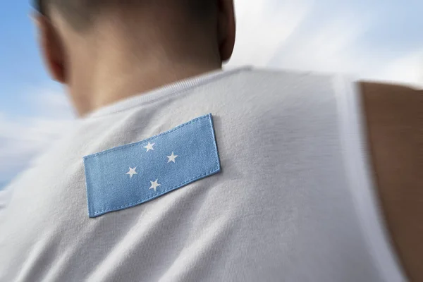 Le drapeau national des États fédérés Micronésie sur le dos des athlètes — Photo