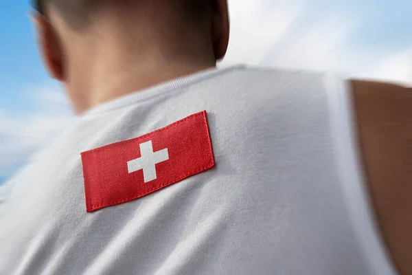 Государственный флаг Швейцарии на спине спортсменов — стоковое фото