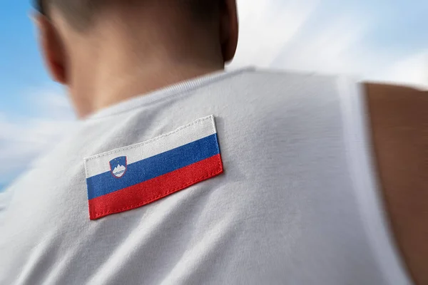 La bandera nacional de Eslovenia sobre los atletas — Foto de Stock