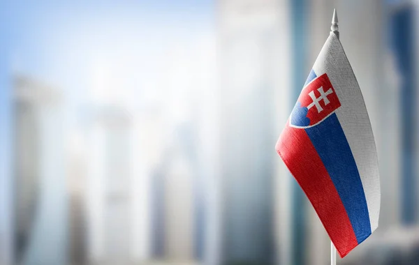 Una pequeña bandera de Eslovaquia en el fondo de un fondo borroso — Foto de Stock
