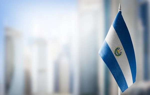 Una piccola bandiera di Salvador sullo sfondo di uno sfondo sfocato — Foto Stock