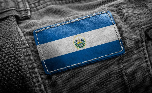 Etiqueta em roupas escuras na forma da bandeira do Salvador — Fotografia de Stock
