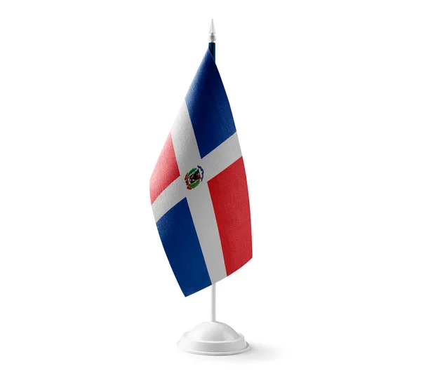 Малий національний прапор Домінікани на білому тлі. — стокове фото