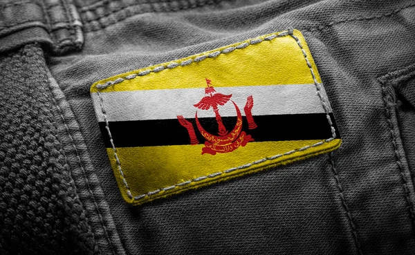 Tag su abiti scuri sotto forma di bandiera del Brunei — Foto Stock
