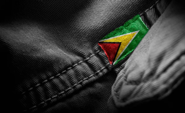 Метка на темной одежде в виде флага Гайаны — стоковое фото