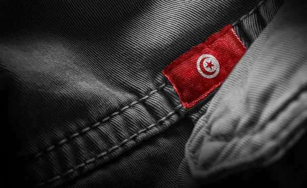 Tagg på mörka kläder i form av flagga Tunisien — Stockfoto